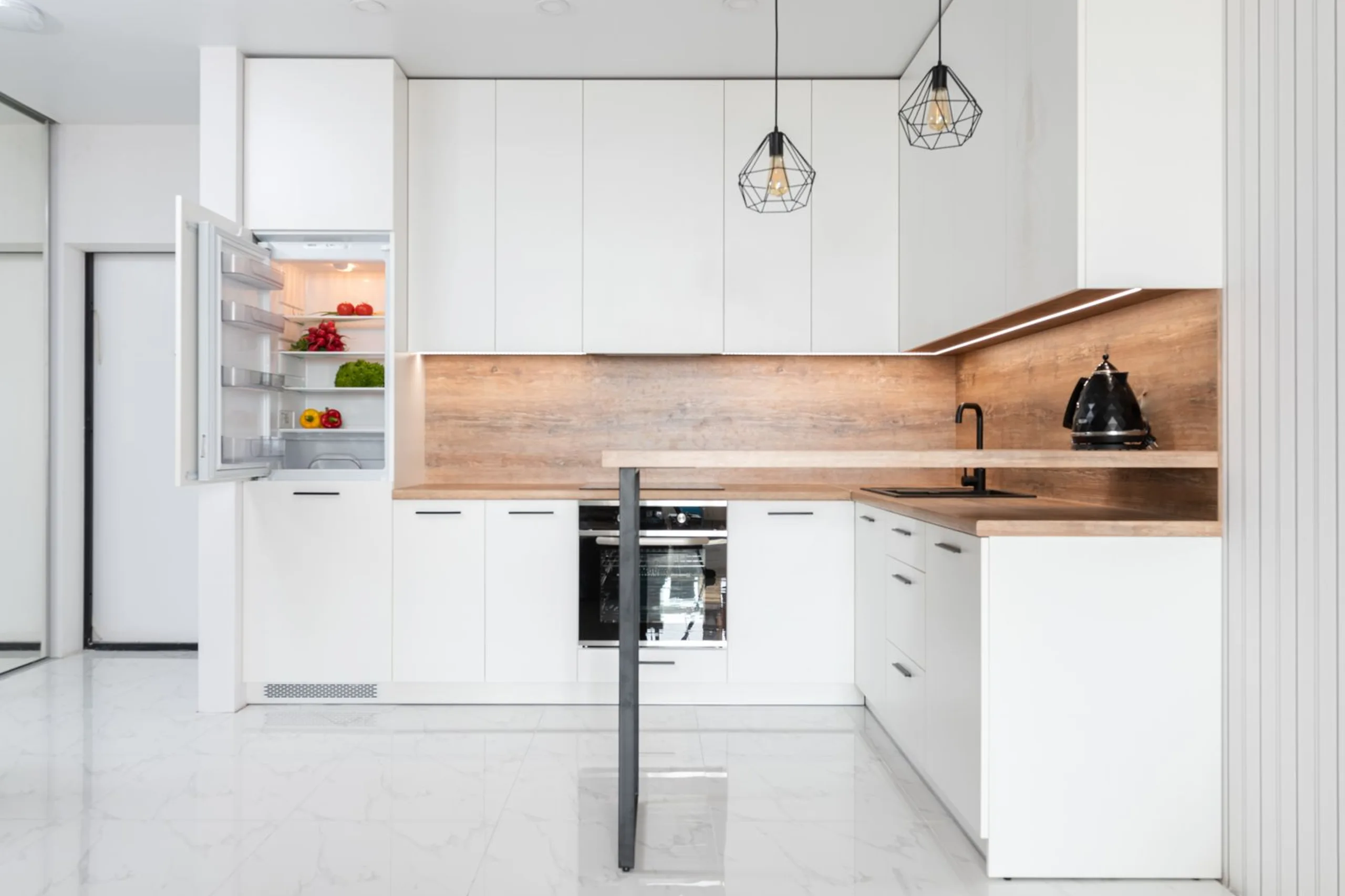 Frigo congélateur combiné installé dans une cuisine aménagée